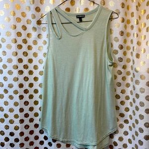 Express tank with cutouts on shoulder